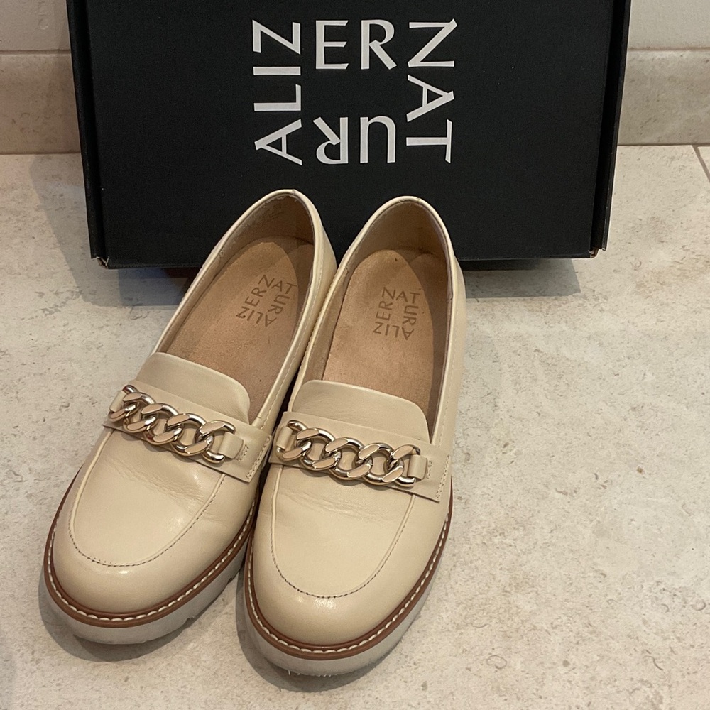 Gently Used Naturalizer Desi Women's Beige Chain Loafers Size 6 Wide